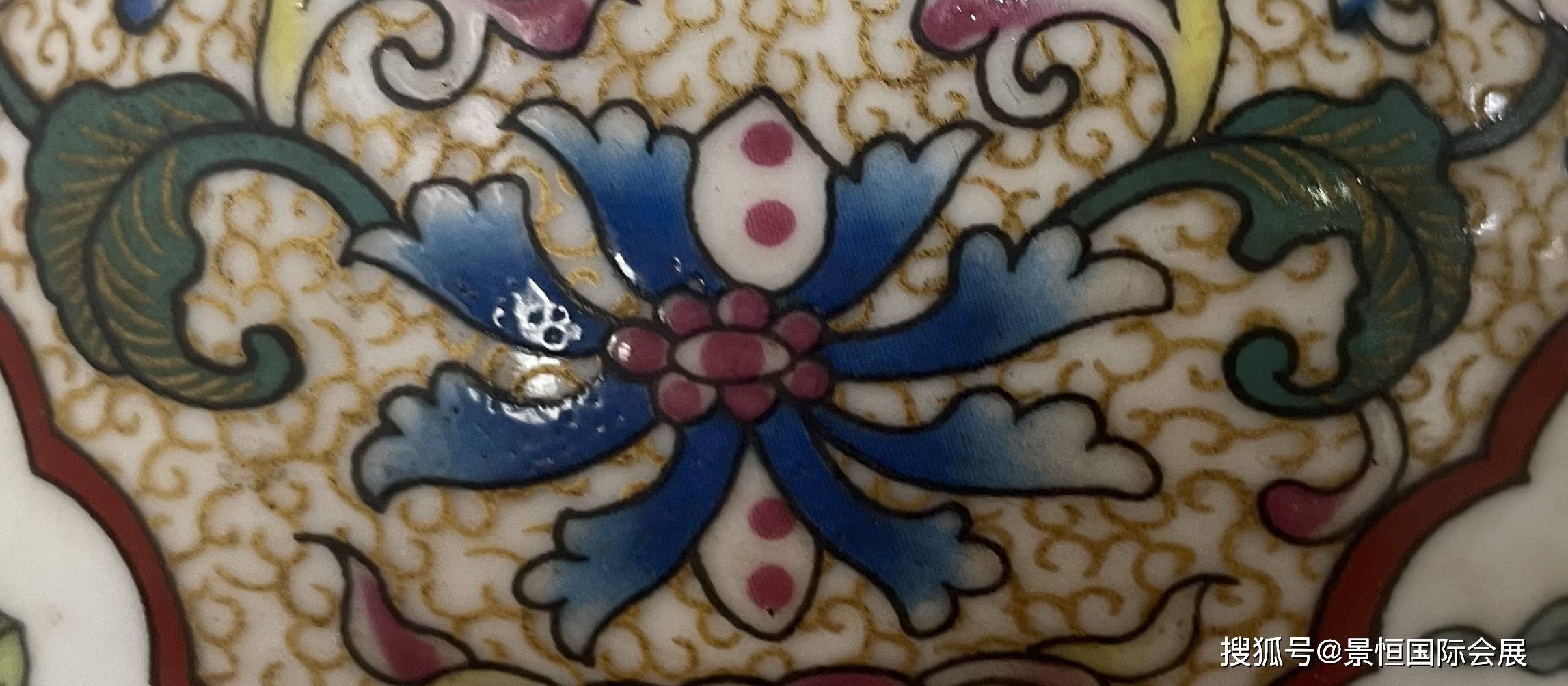 是中国传统制瓷的珍品：“大清乾隆年制”款粉彩开窗富贵缠枝牡丹纹双耳赏