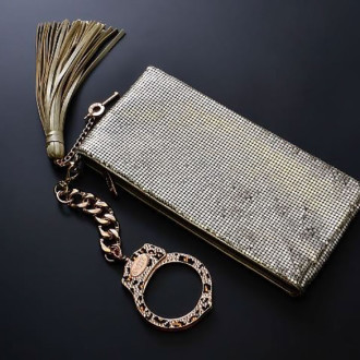 酔っぱらっても失くさない？！手錠付きバッグCUFFZ新作登場 | Qetic