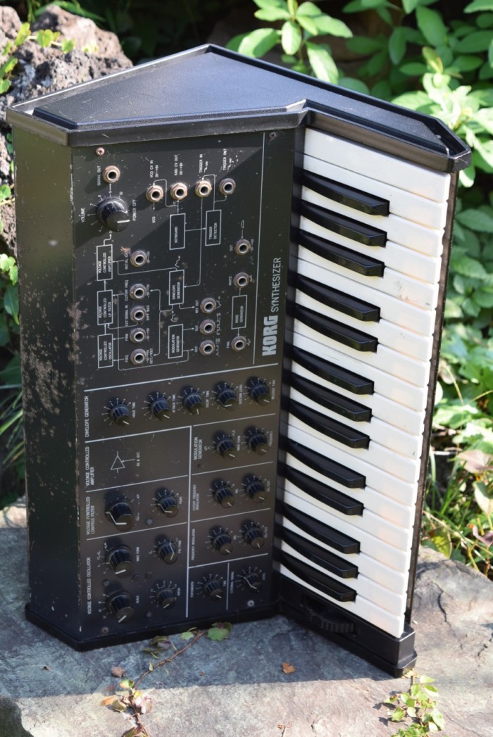 往年のアナログ・シンセ、コルグ 『MS-10』とルーパーを組み合わせた