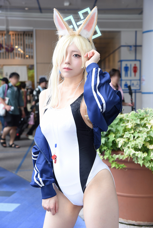 肌のムチムチした柔らかみも感じてもらえるとうれしいです」水着衣装が