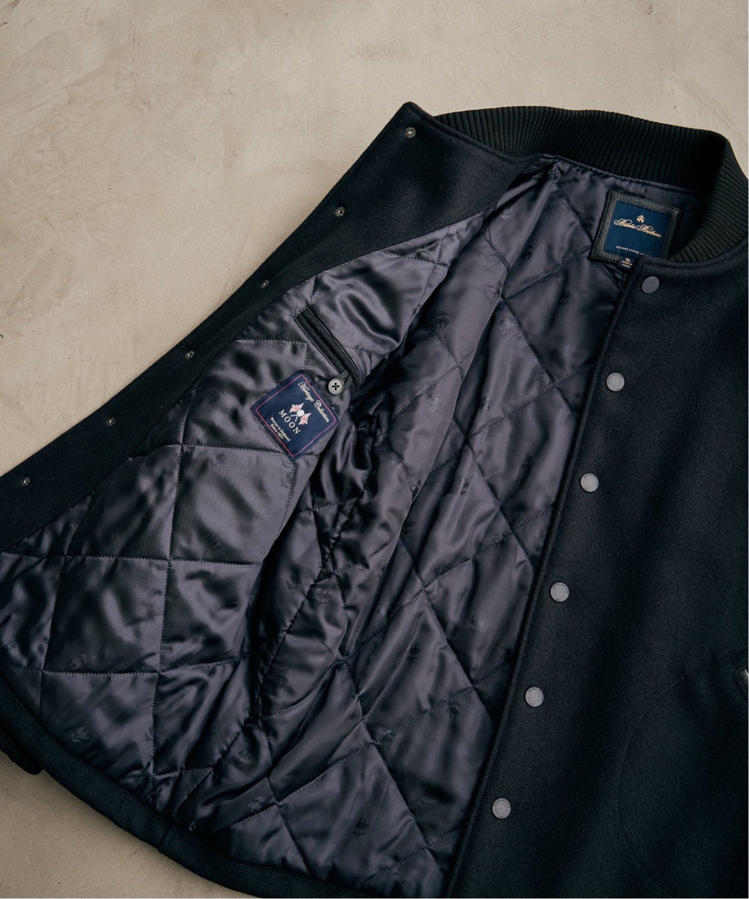 Brooks BrothersとÉDIFICEによる名作スタジャンが今年も登場。アイ