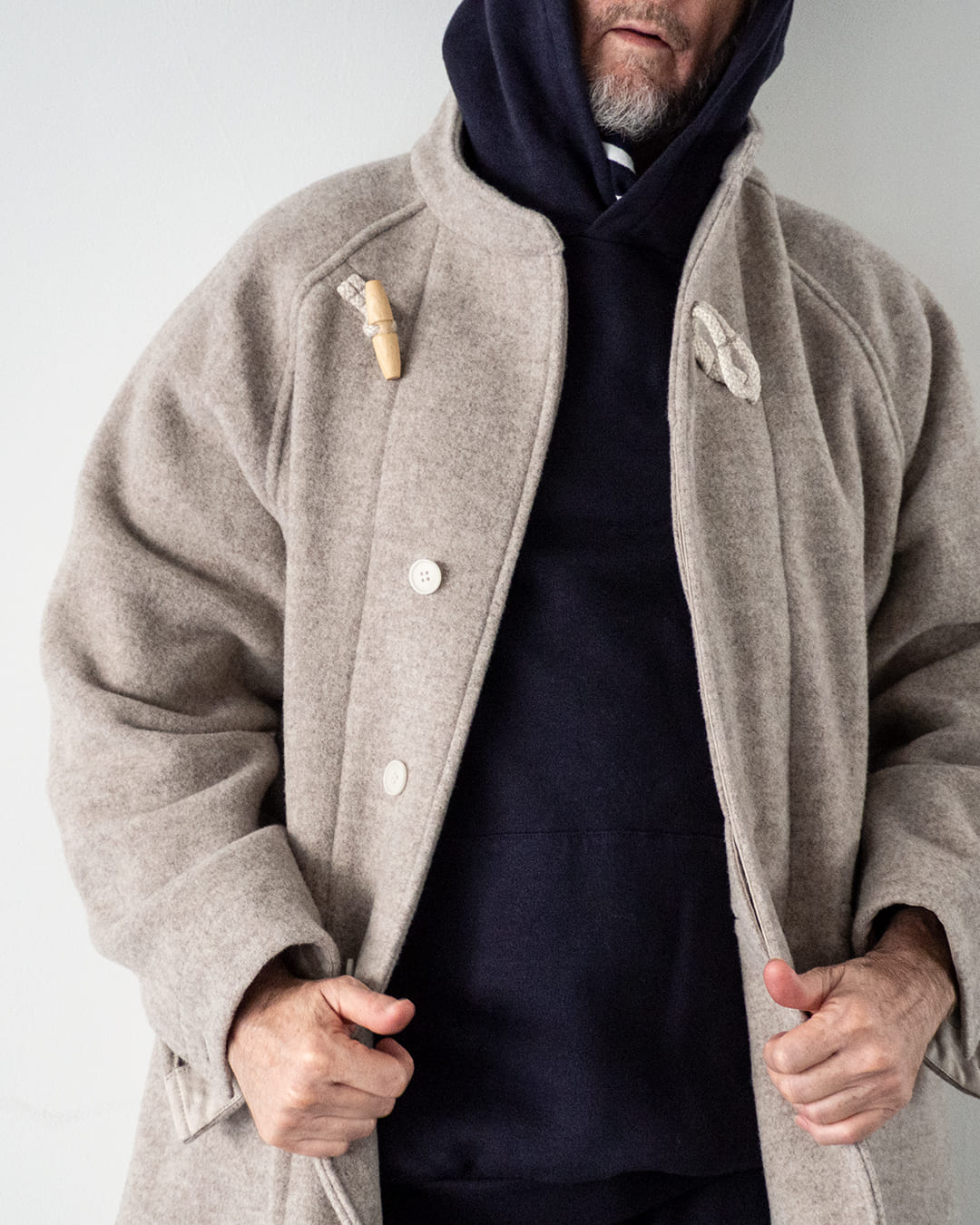 尾州ウールで仕立てた、CONFECT らしい古典的ミリタリーアウター2 型を