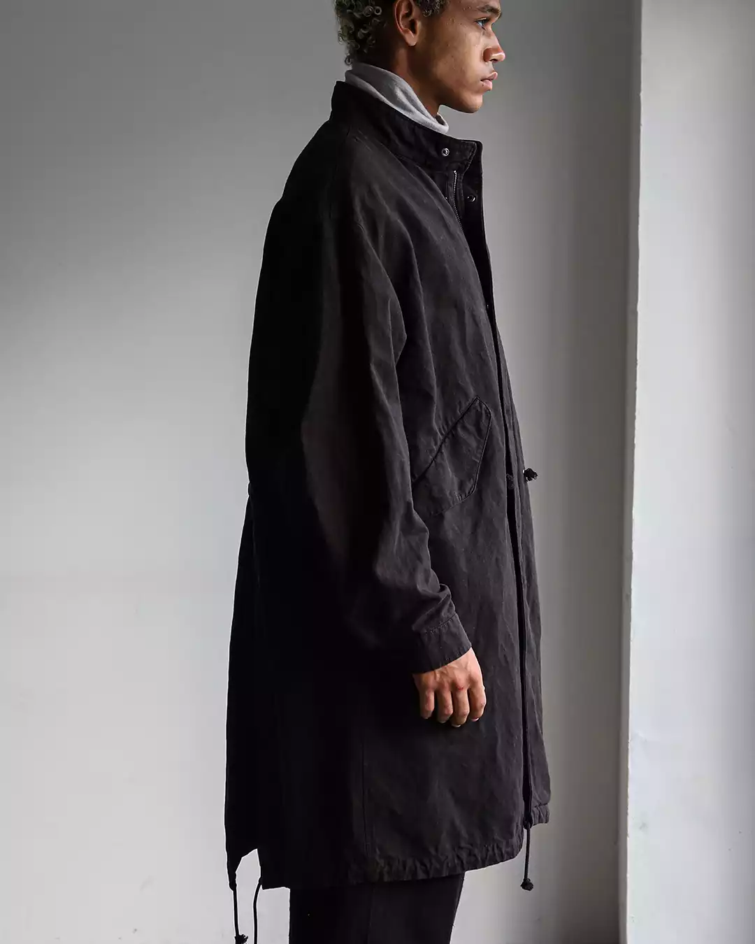 CONFECT、黒染めを落とし込んだ「育てる服に」に着眼したモッズコート