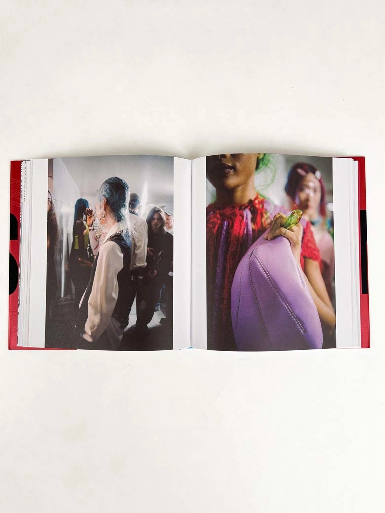 KIKO KOSTADINOVのウィメンズウェアショーをドキュメントした、E-WAX