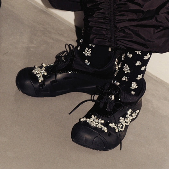 シモーネ ロシャとクロックスによるコラボレーションフットウェアが