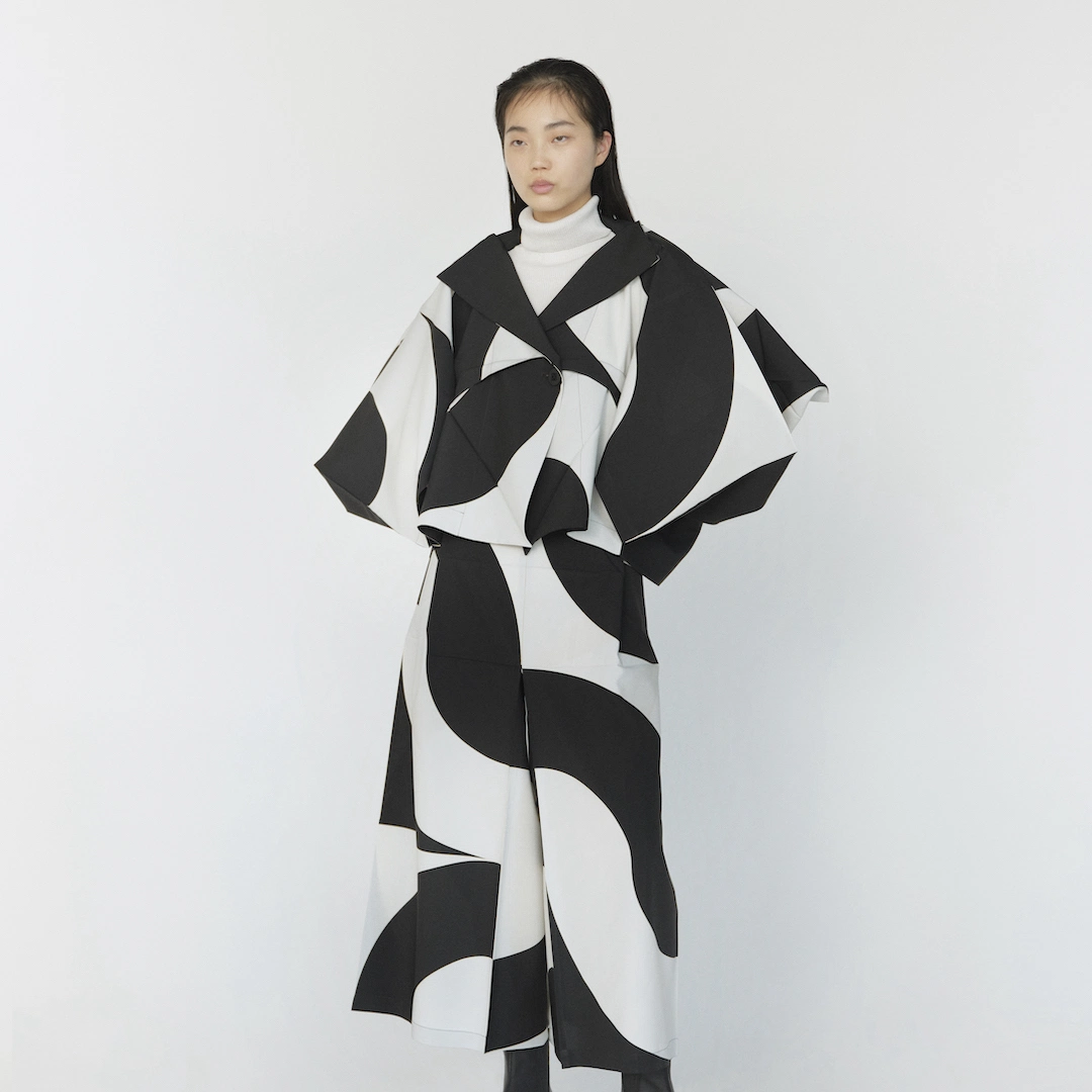 132 5. ISSEY MIYAKEより、畳んでも美しい大胆な柄が特徴のシリーズや