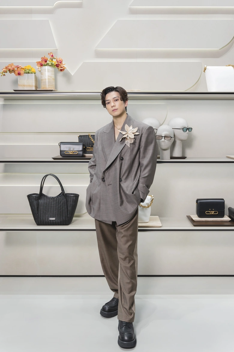 EMPORIO ARMANI銀座店のオープンを祝し、豪華ゲストが登場 │ QUI