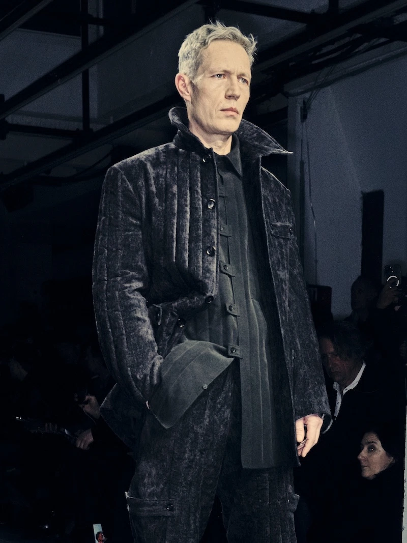 Yohji Yamamoto POUR HOMME 2025 秋冬コレクション、“ヨウジヤマモト流