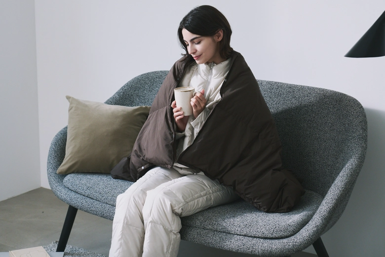 TAIONが“暮らしに溶け込む”ルームダウンを発表、1枚で“掛ける・羽織る