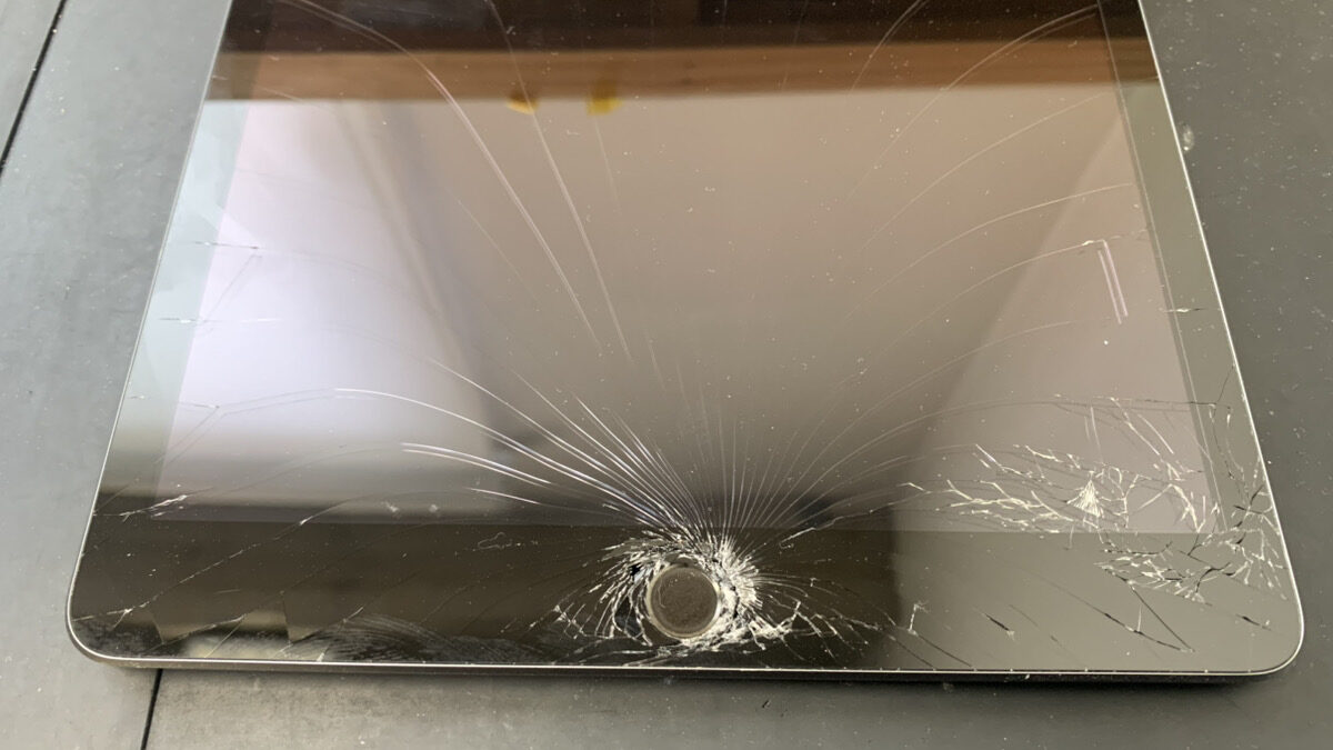 ホームボタン周辺のガラスが粉々に割れたiPad第9世代の修理依頼 | 【最