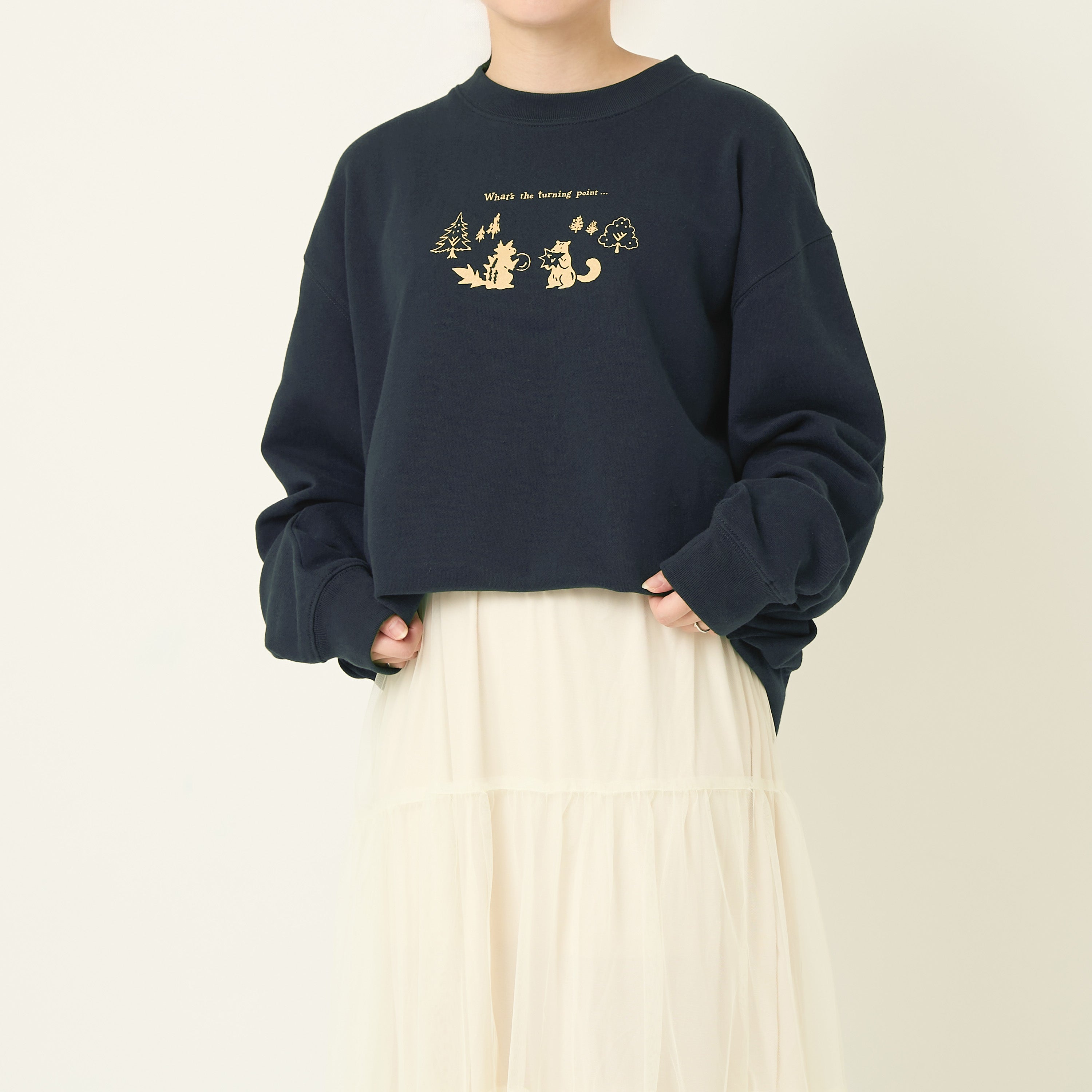 ギザギザのくるみを食べるリス