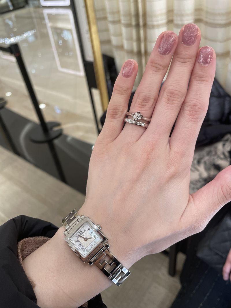 CHANELのトレードマーク「カメリア」の真ん中に一粒ダイヤがある可愛く