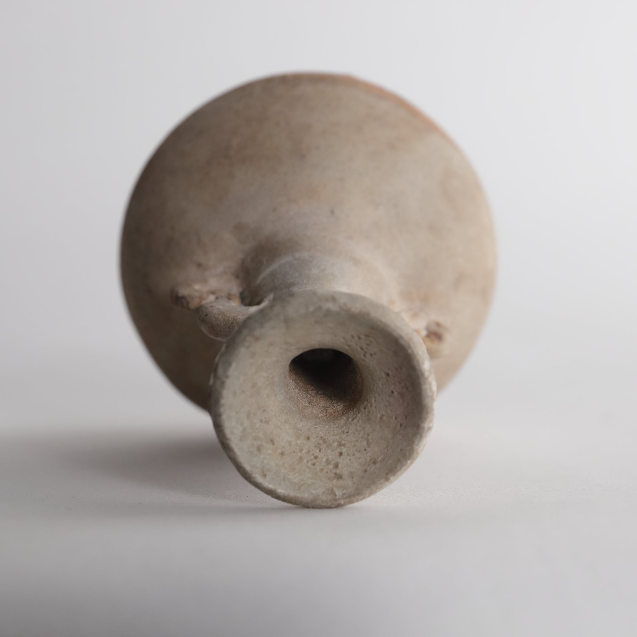 鎌倉時代 古瀬戸 灰釉双耳仏花瓶（1185–1333 CE） | 入蘆花（ロカニイル）