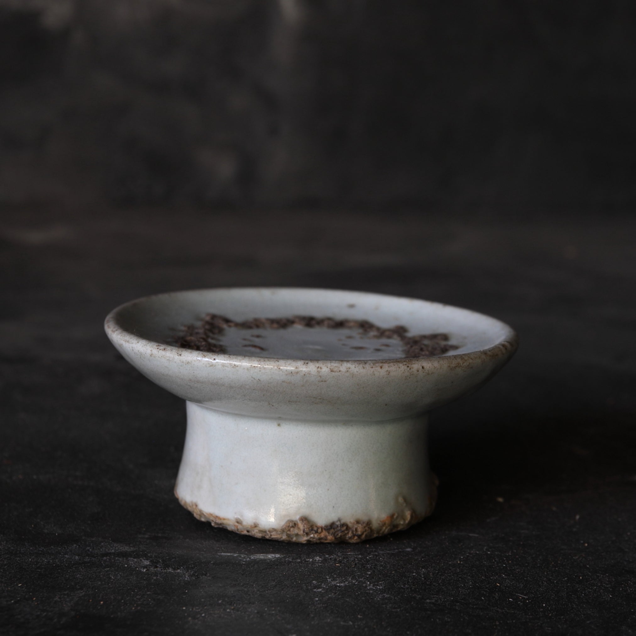 李朝 白磁高坏台皿（1392–1897 CE） | 入蘆花（ロカニイル）