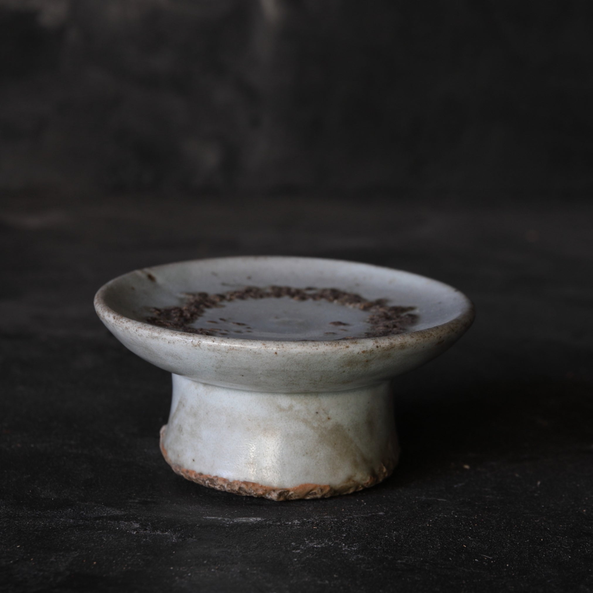李朝 白磁高坏台皿（1392–1897 CE） | 入蘆花（ロカニイル）