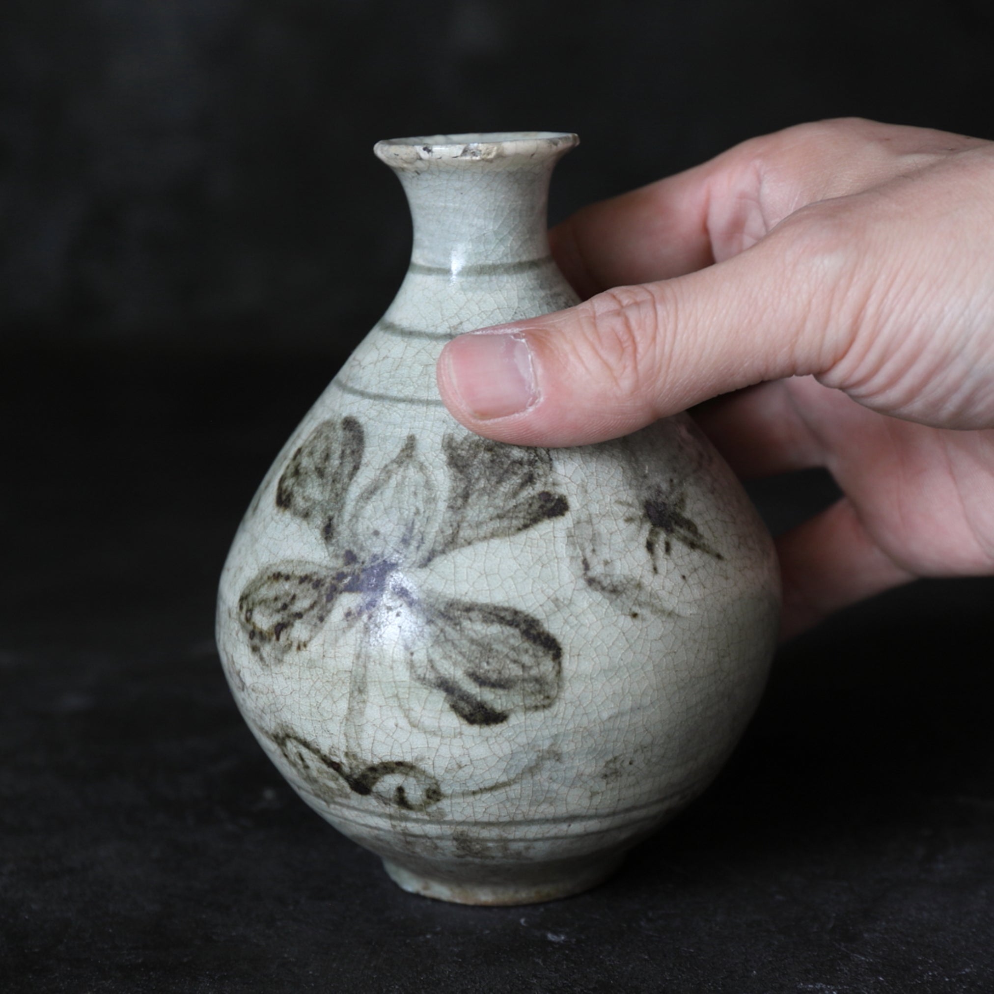 李朝 粉青沙器 鉄絵 草花文瓶（1392–1897 CE） | 入蘆花（ロカニイル）