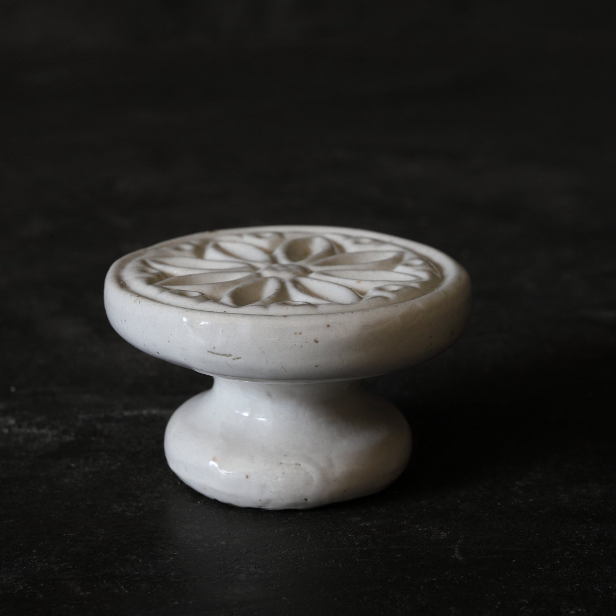 李朝 白磁餅型（1392–1897 CE） | 入蘆花（ロカニイル）