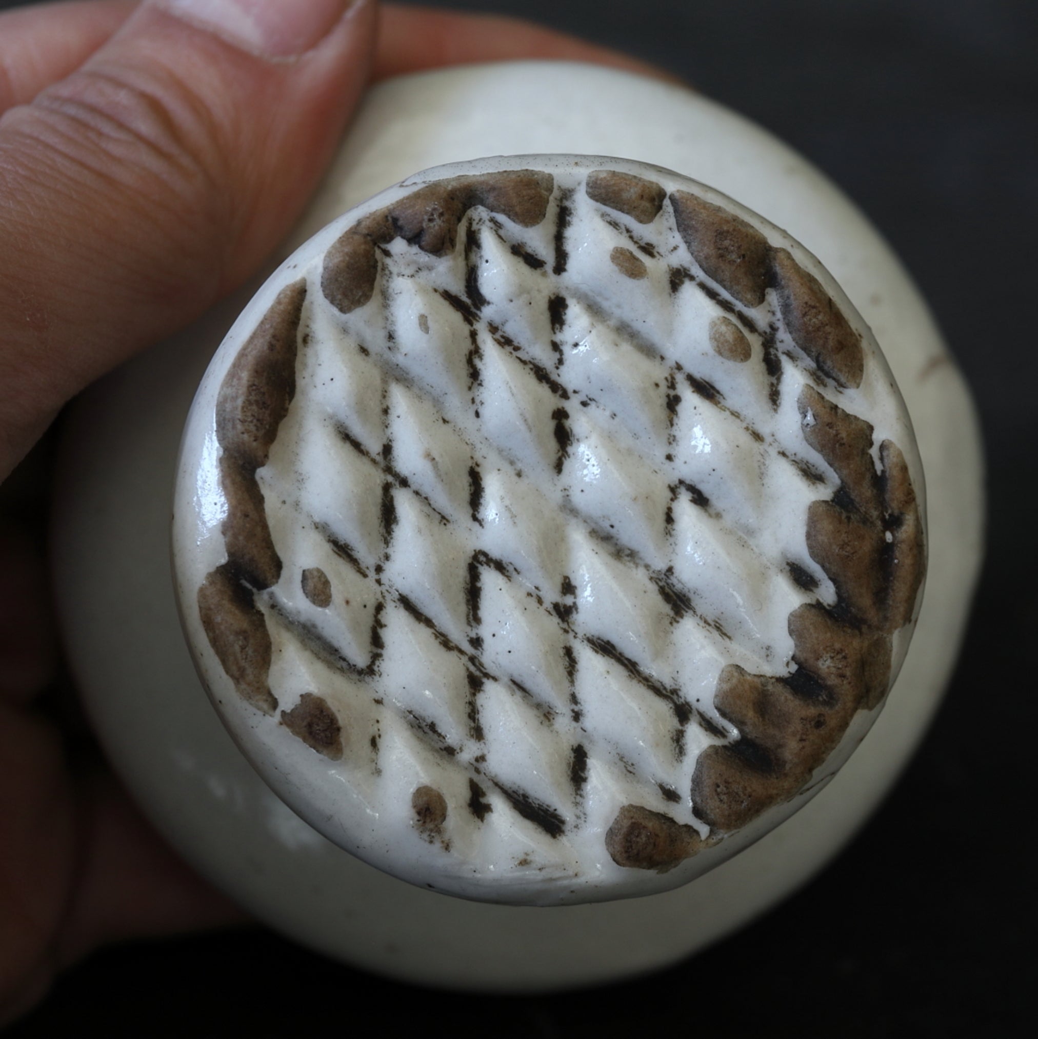 李朝 白磁餅型（1392–1897 CE） | 入蘆花（ロカニイル）