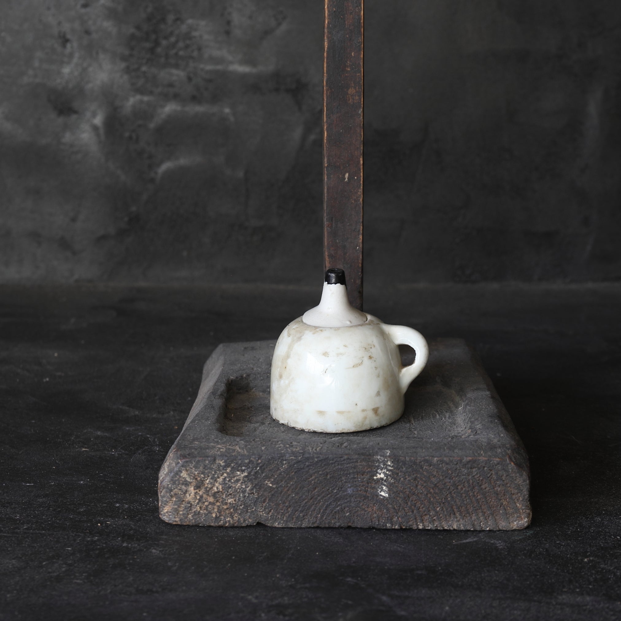 李朝 木の燭台と白磁灯火器（1392–1897 CE） | 入蘆花（ロカニイル）