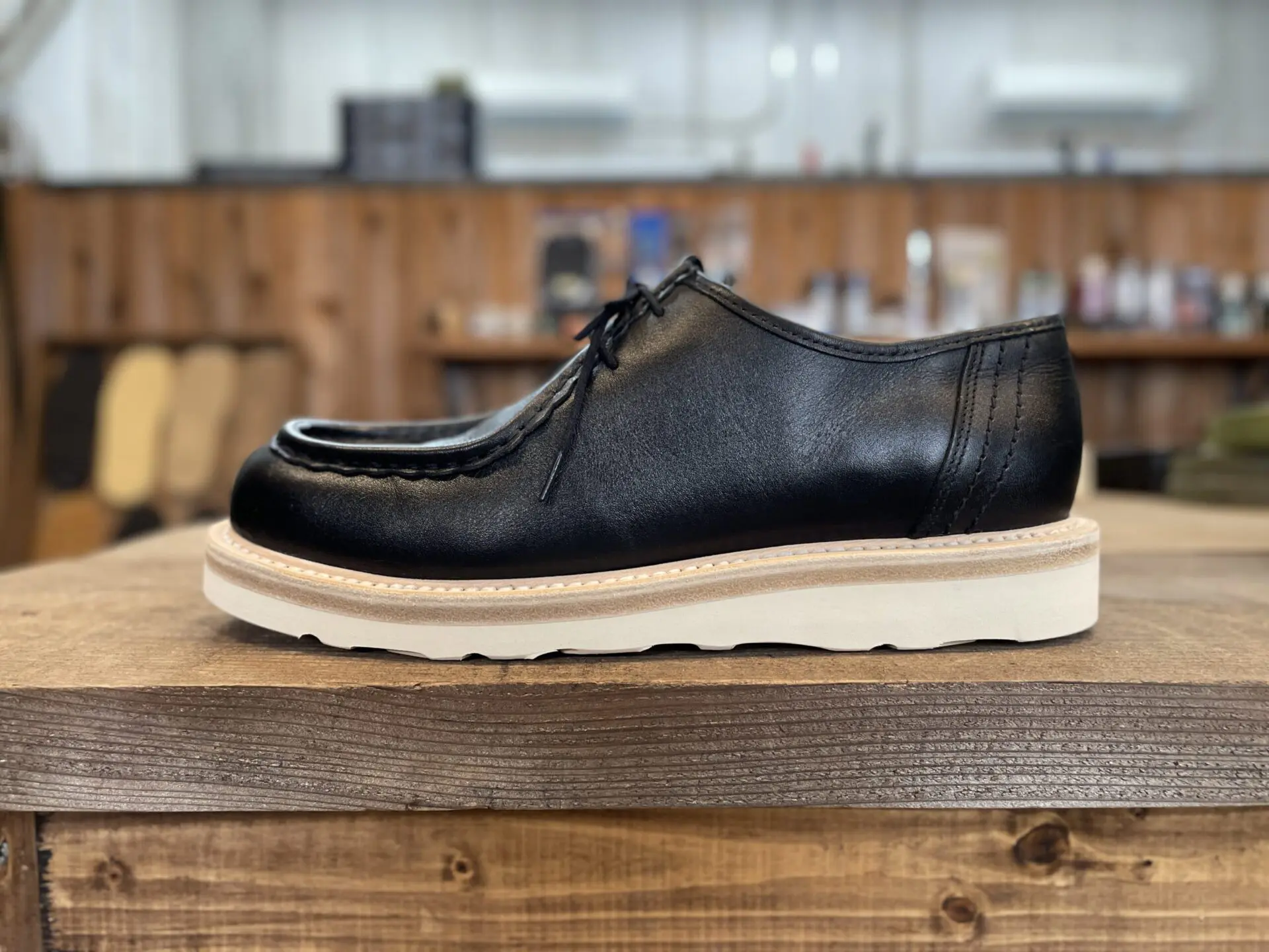 クレマンのチロリアンシューズを、ブラックラピド製法でビブラムソール