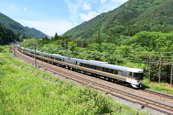 中央西線で「しなの3号」が増結編成の4+2+4両の10両編成で運転 | 鉄道