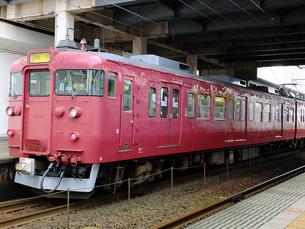 電車の屋根上に注目！知れば知るほど面白い「分散式クーラー」の113系