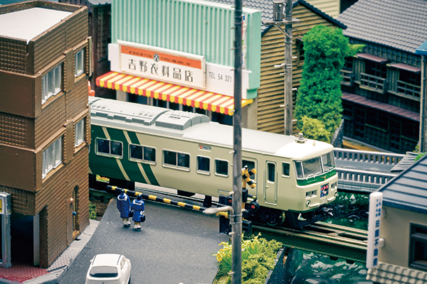 その橋は街中に息を潜めるように… トラフガーダー橋があるジオラマを