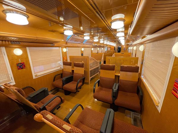 内装の写真追加！】運行開始8日前！ JR九州の新D&S列車「ふたつ星4047