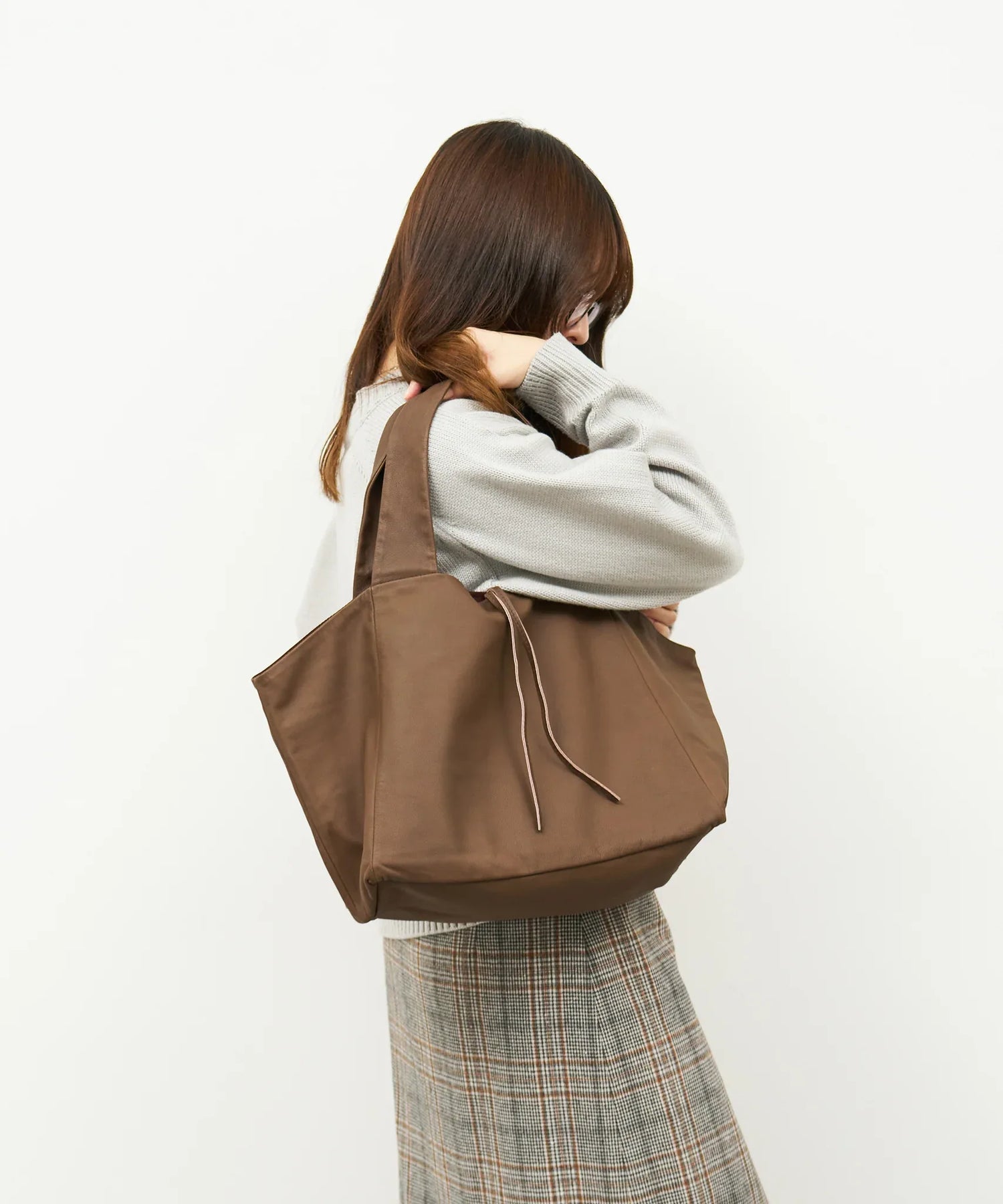 REN】《トートバッグ》軽くて柔らか。収納ポケットが豊富なやぎ革の