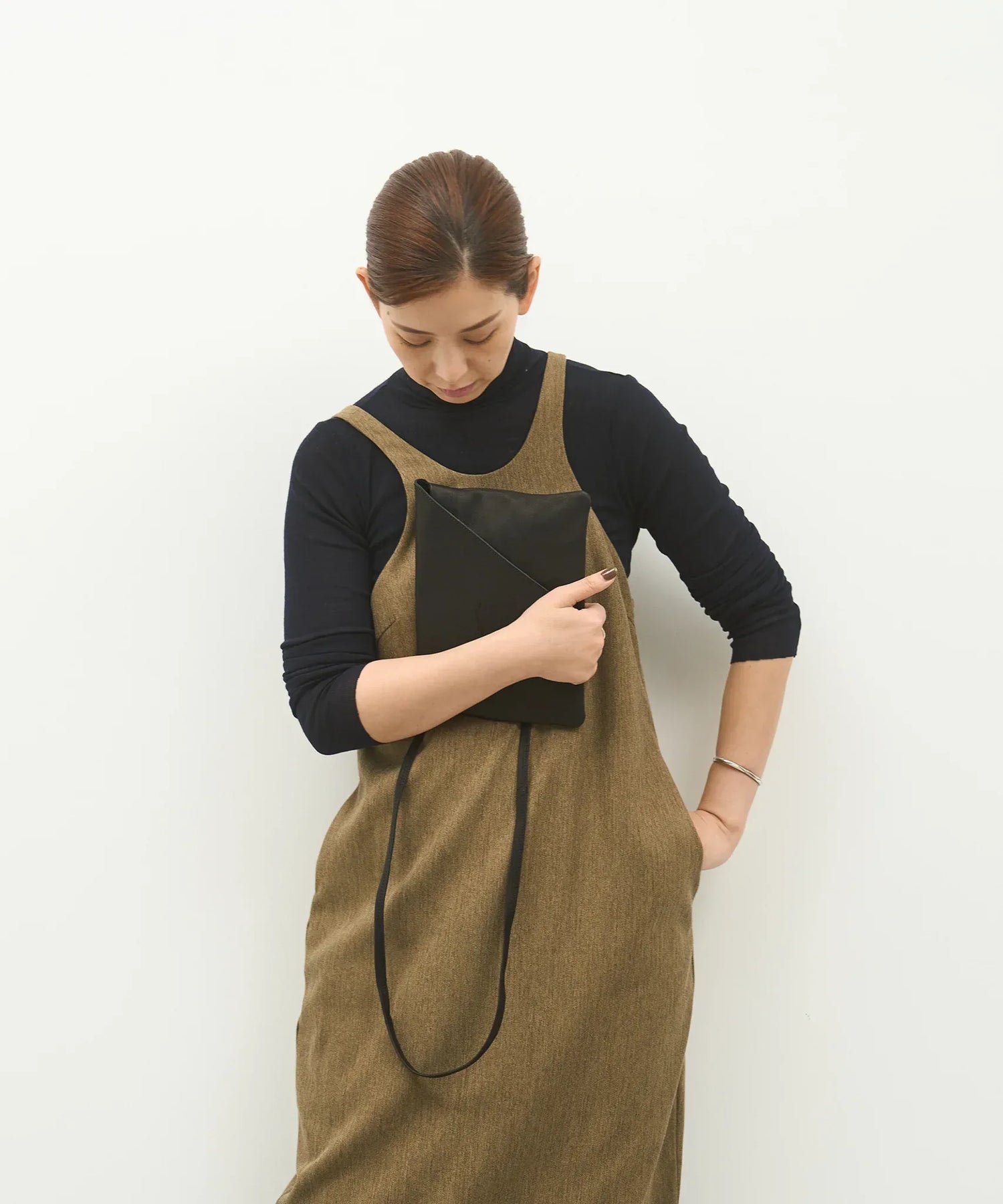 REN】《ショルダーバッグ》コンパクトで軽い、長さ調整自由なレザーバッグ