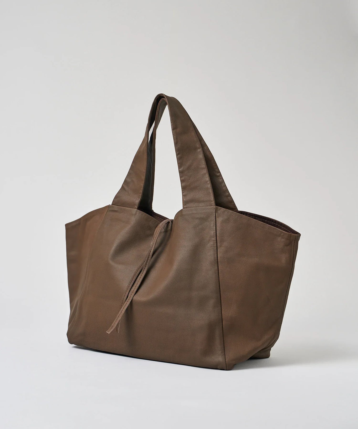 REN】《トートバッグ》軽くて柔らか。収納ポケットが豊富なやぎ革の