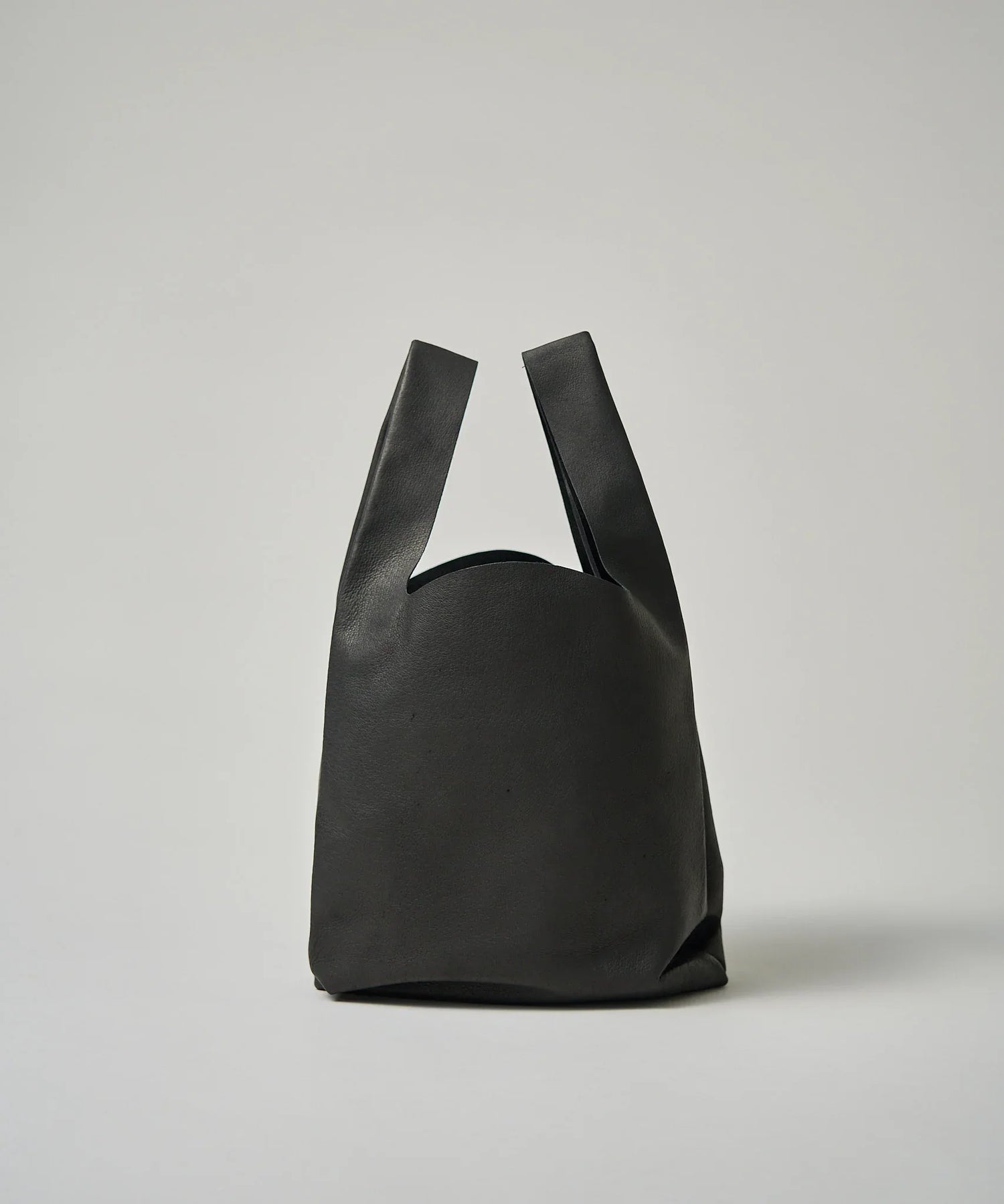 REN】《トートバッグ》A4も入る便利なサイズ。レジ袋型のレザーバッグ。