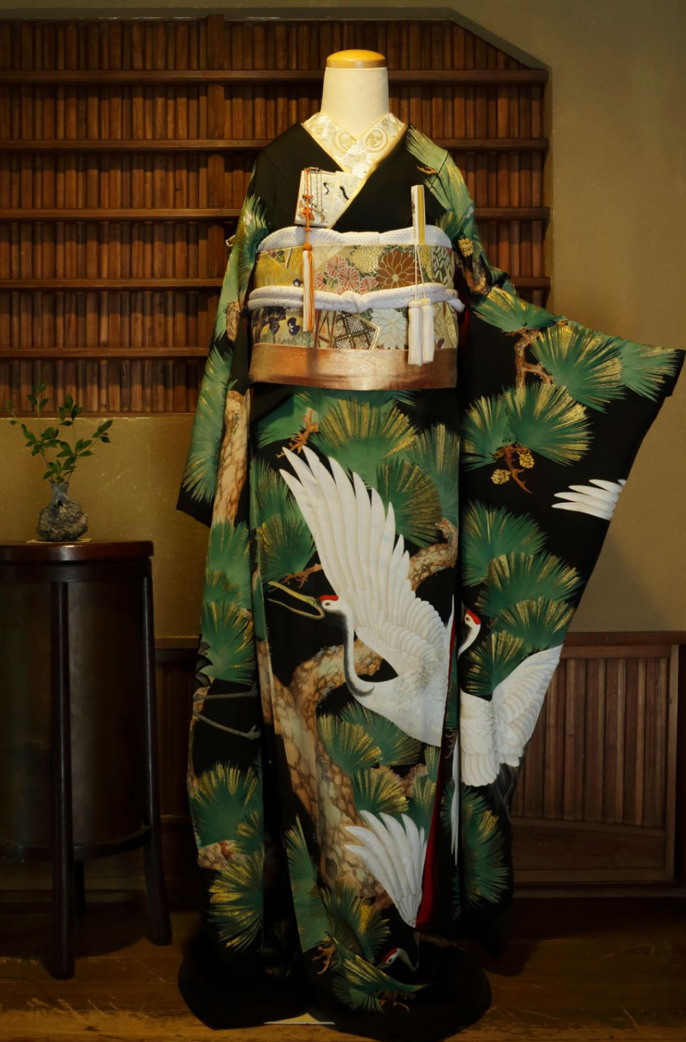 W-25 アンティーク 黒地 老松総柄に鶴 - 円居の着物レンタル－東京・日本橋