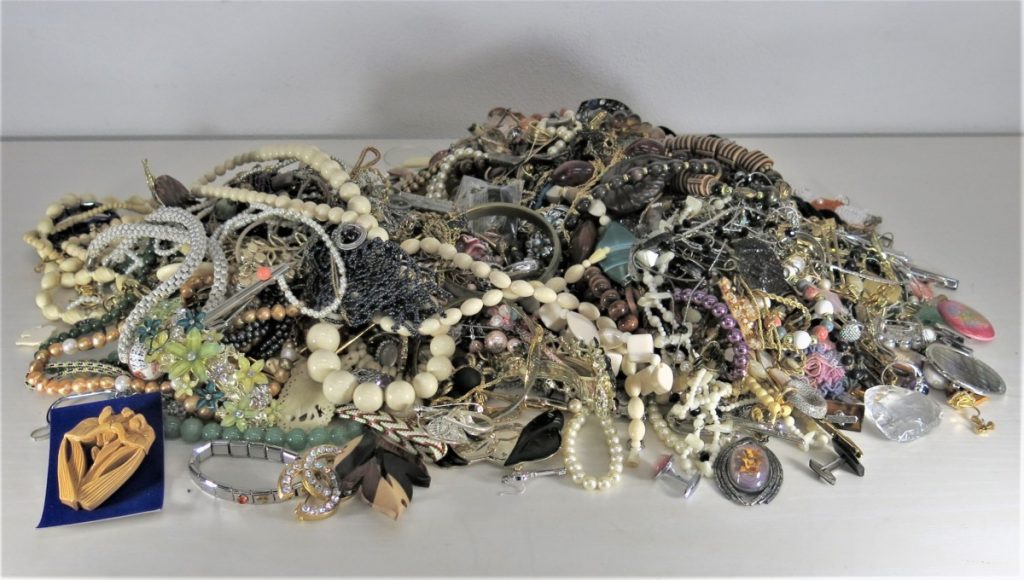 イミテーションアクセサリー 指輪 ブローチ ネックレス 約4.8kg 山売り