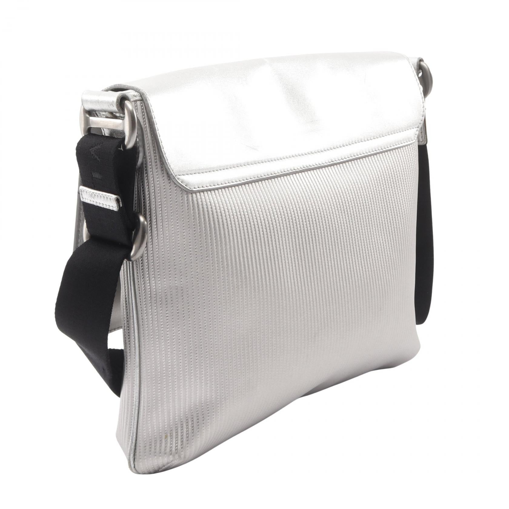 ミレリゲ メッセンジャーバッグ ショルダーバッグ レザー シルバー