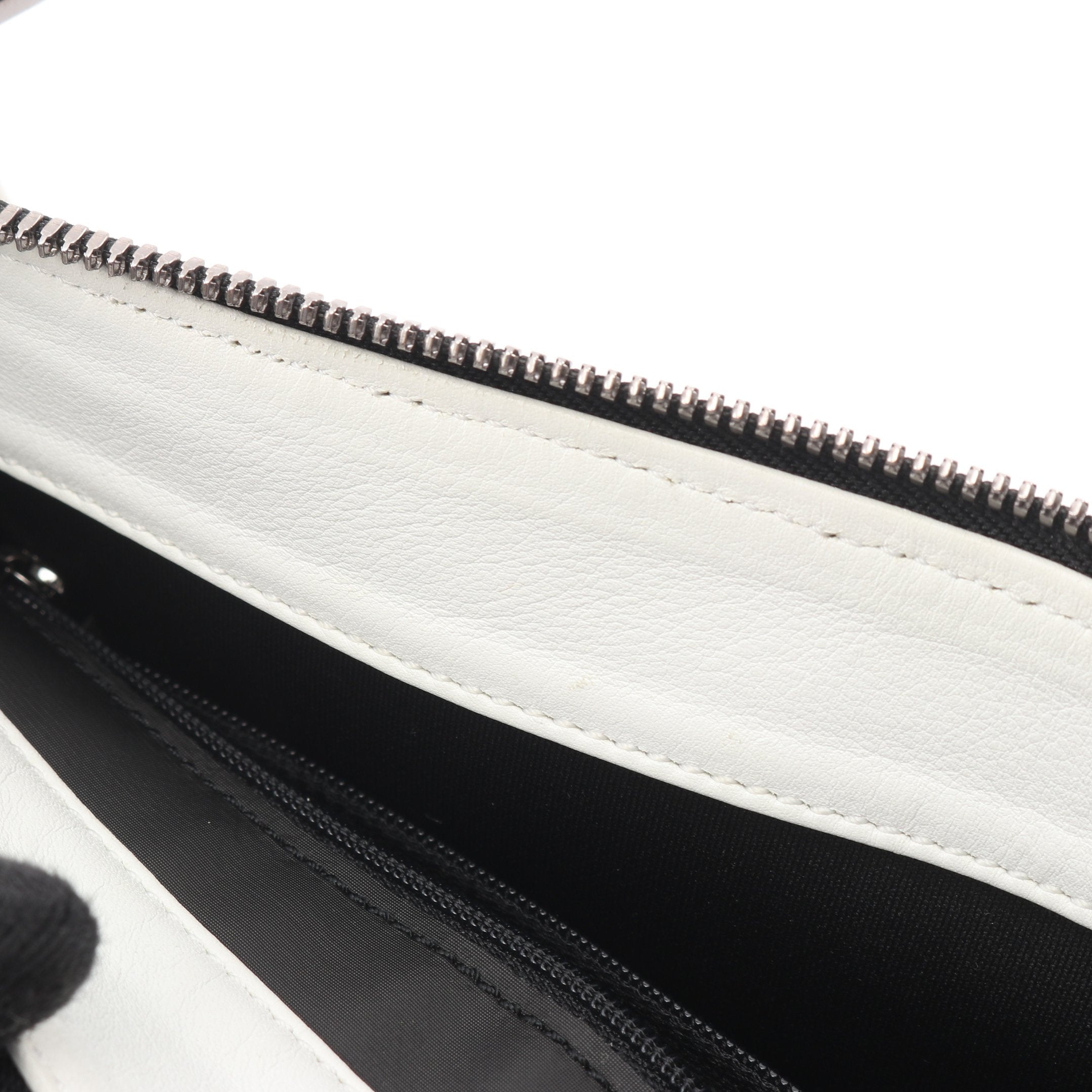 リピートアナグラム ショルダーバッグ PVC レザー ブラック ホワイト