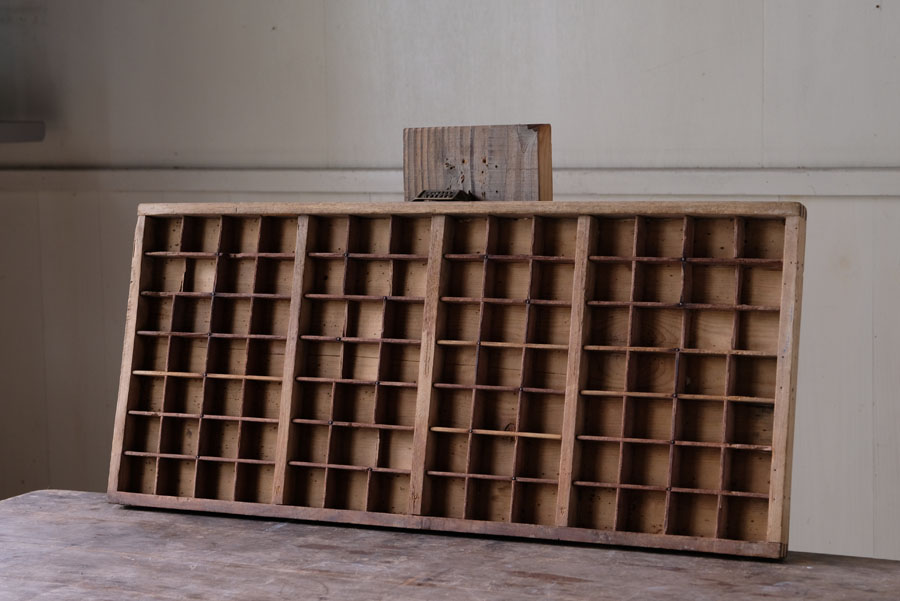 イギリスアンティーク 活版プリンタートレイ マス目ケース ①