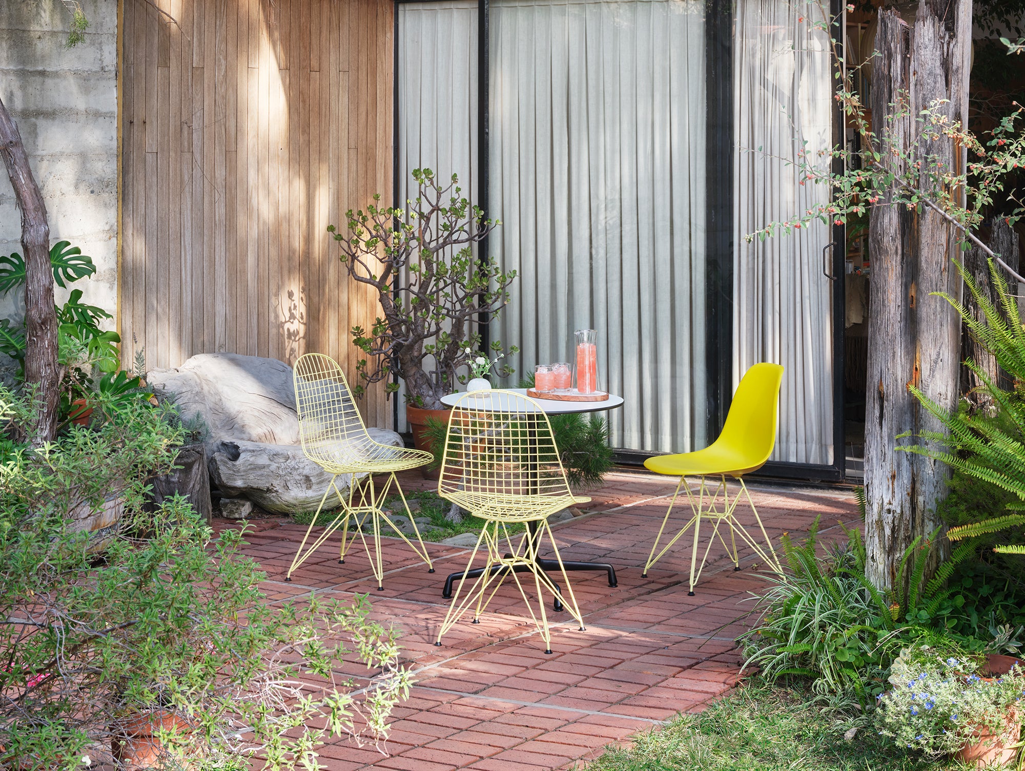 イームズ DSR プラスチック サイドチェア - Vitra の新色 – Really