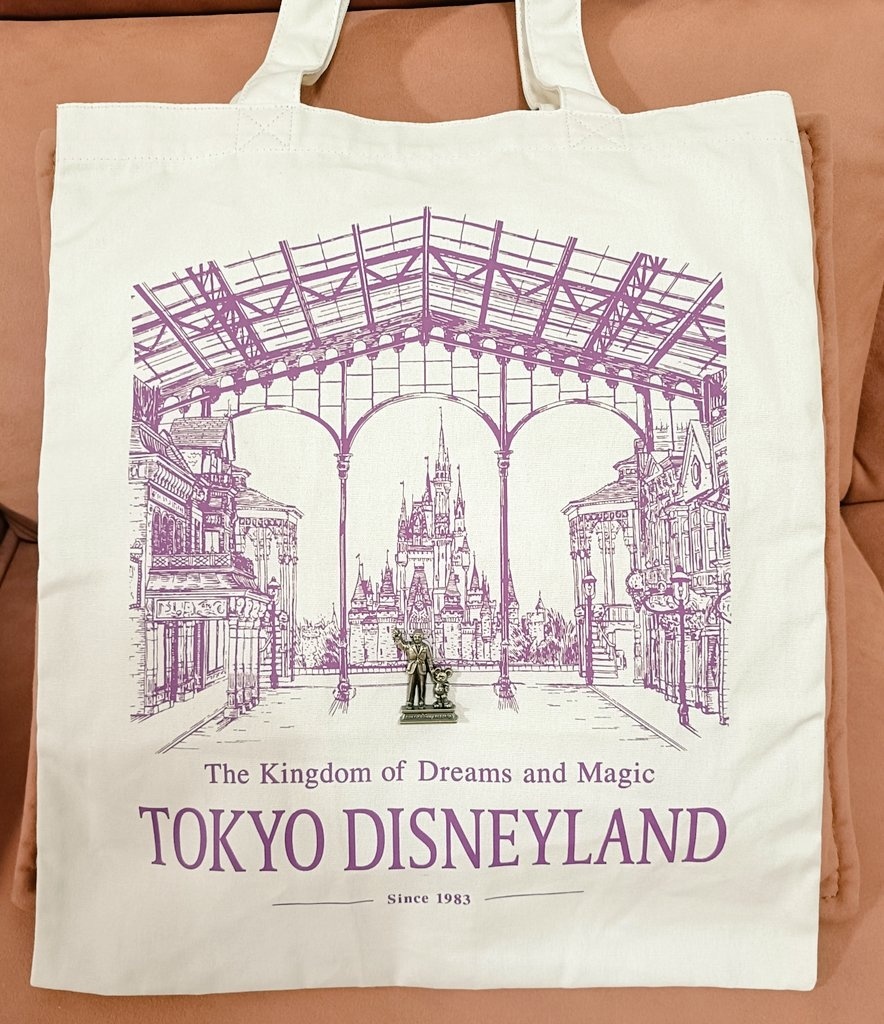 再販されたピンバッジをトートバッグと組み合わせると……「て、てんさい