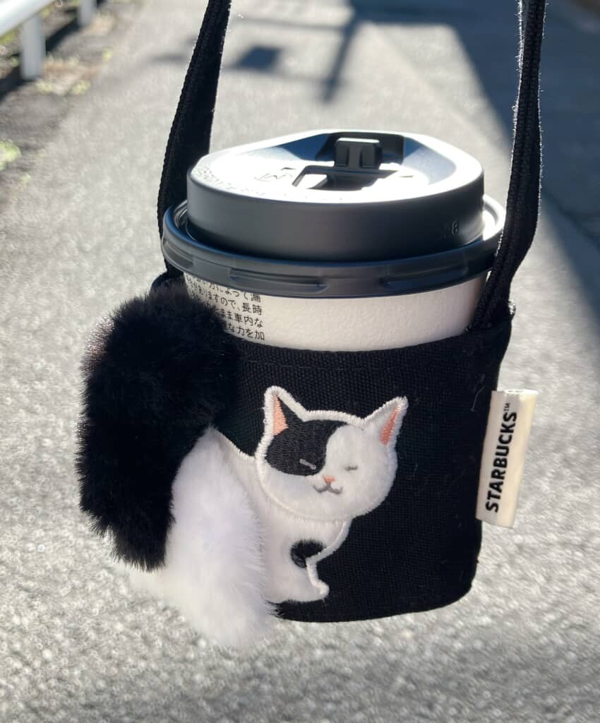 天才」「日本でも売って…」台湾スタバの“猫のおしりドリンクホルダー