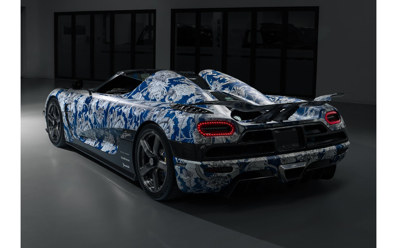 壁紙ブランドがハイパーカーを花柄ラッピング!? 大胆なケーニグセグ