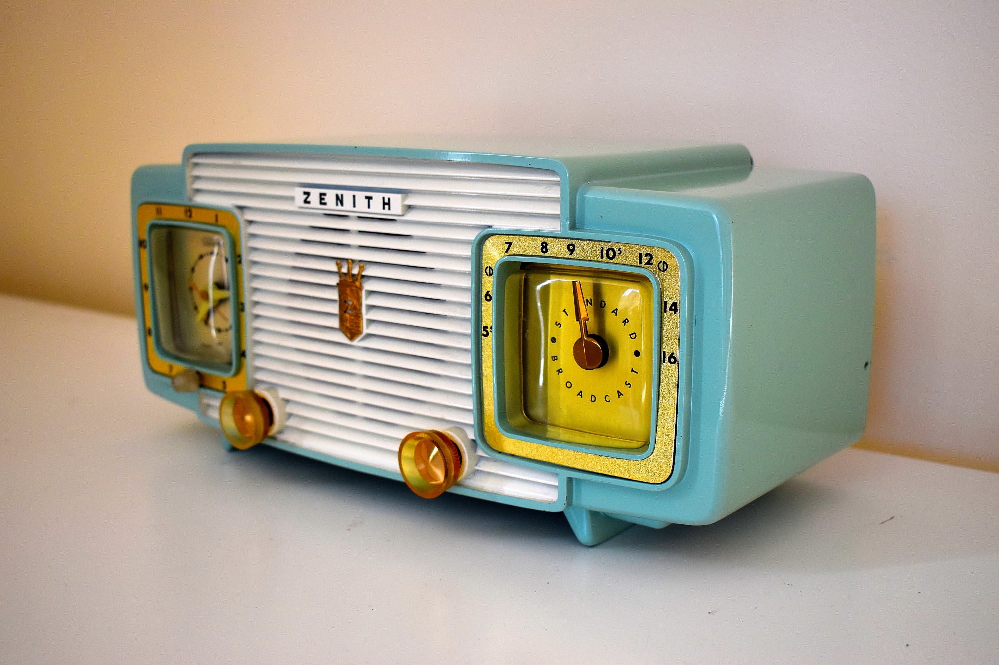 Lime Green and White 1957 Zenith Model A515F AM Vacuum Tube Radio