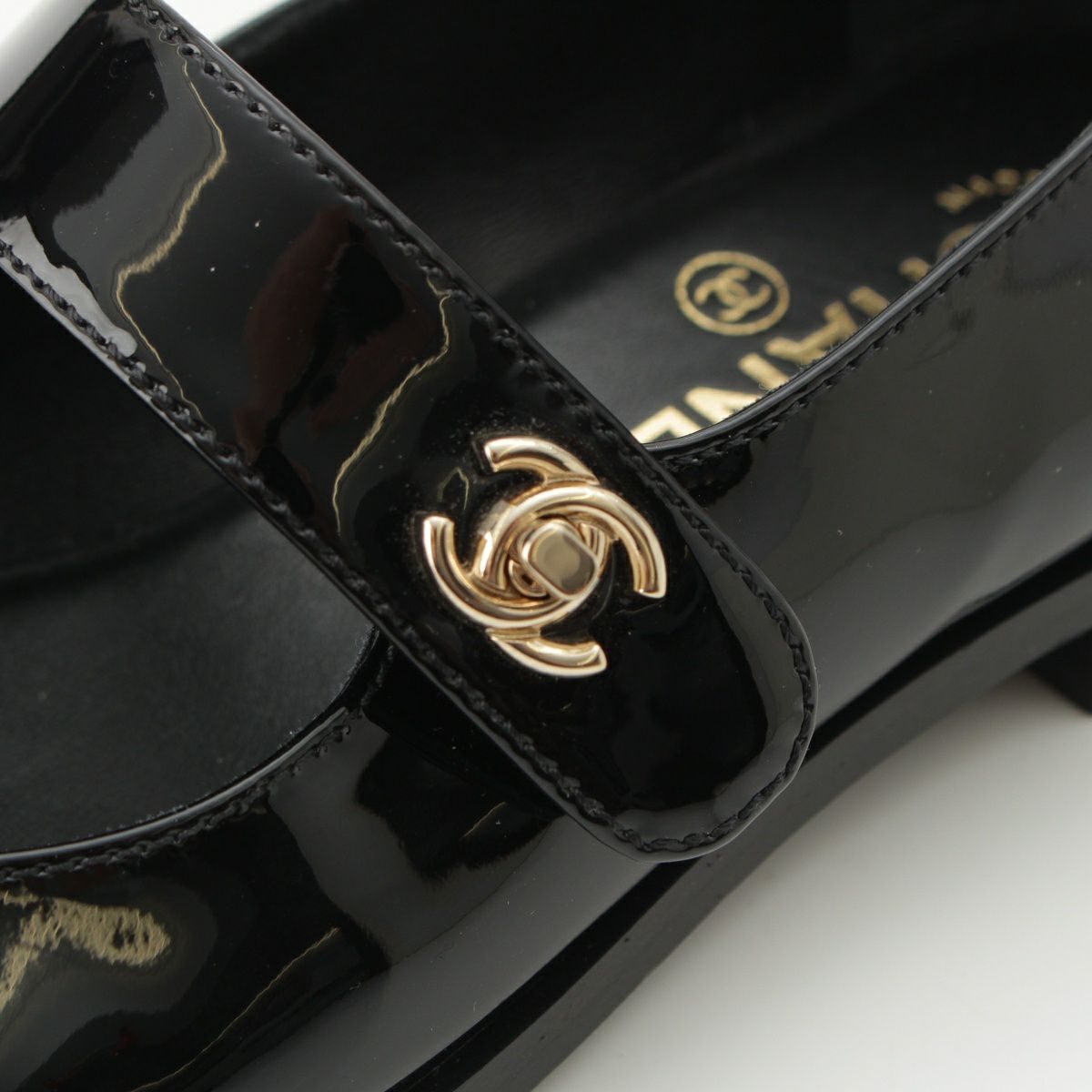 シャネル パテントレザー ココマーク ターンロック ラウンドトゥ