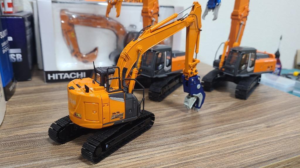 日立建機 油圧ショベル ZX225US-7 *1/50スケール : 日立建機日本