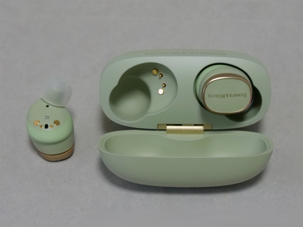 価格.com - 『充電ケースに収めた状態。』Bowers & Wilkins Pi8/JG