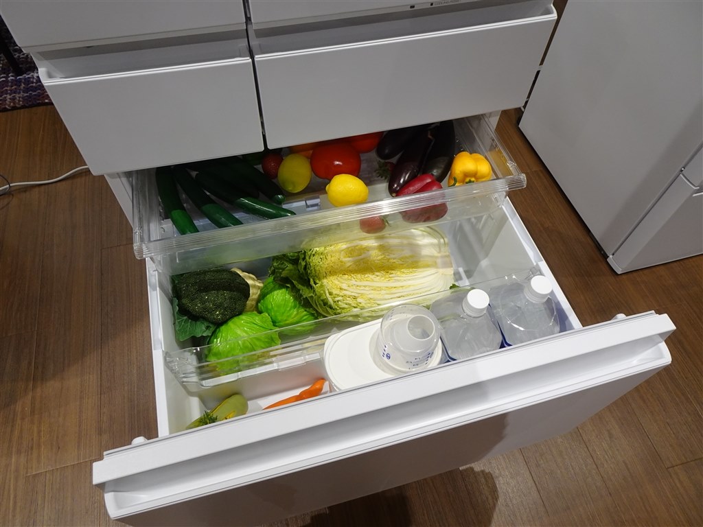 機能・収納・デザイン三拍子揃った真ん中野菜室のパナの冷蔵庫