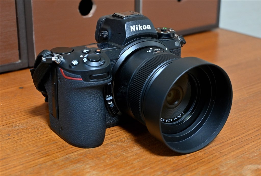 コスパは壮絶、汎用フードでイケメンに』 ニコン NIKKOR Z 28mm f/2.8