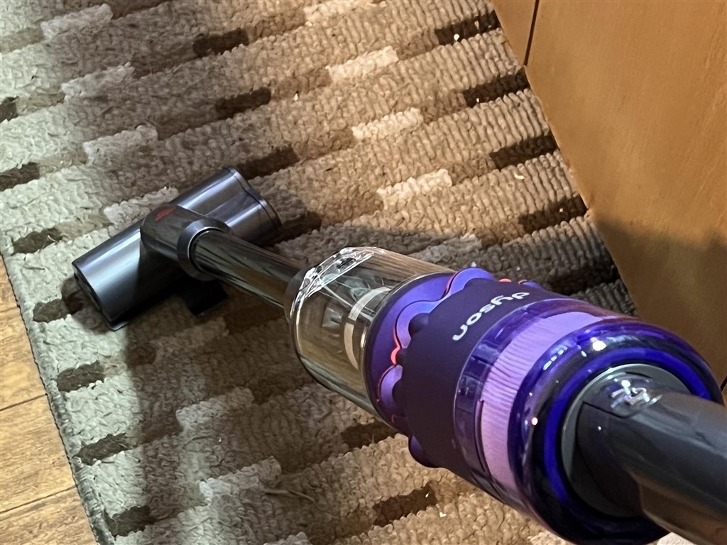 軽快な取り回しができるダブルローラータイプのスティック』 ダイソン