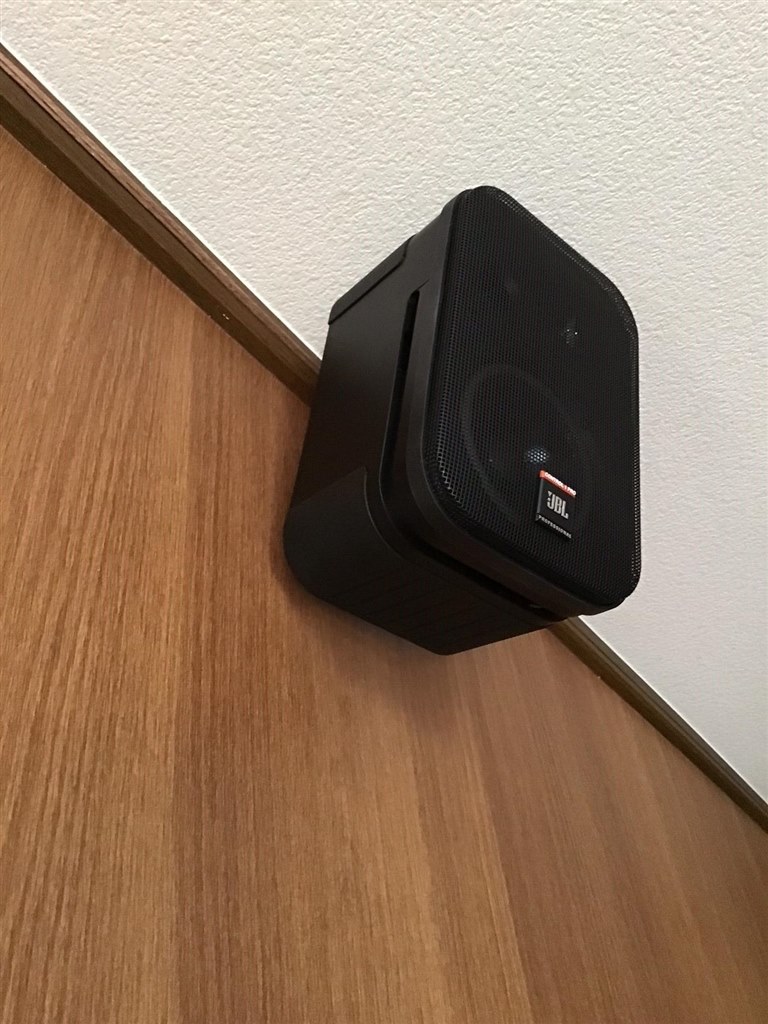 付属金具で壁付けしました。さすが伝統の、元気な音です。』 JBL