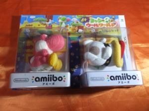 2つのあみぐるみが見える状態で、飾りつつ保管することができる